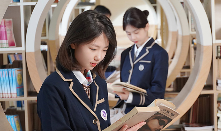 ���ݻ���Ӣ��ʵ��ѧУ